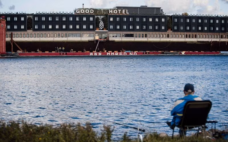 Khách sạn Good, Anh Khách sạn Good không chỉ là cảnh quan tuyệt đẹp, mà còn đào tạo những người dân thất nghiệp để làm việc trong ngành khách sạn. Khách sạn nằm ở khu di tích lịch sử Royal Victoria Docks ở Luân Đôn trên sông Thames và hứa hẹn tầm nhìn tuyệt đẹp. Khách có thể thư giãn trong phòng khách với cocktail hoặc bia của người địa phương, hoặc thưởng thức các quán cà phê trên tầng thượng.