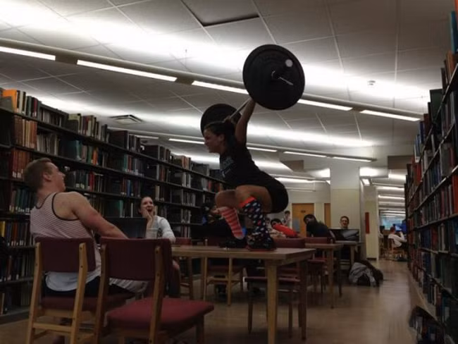 Thấy "gấu" đi cùng gái lạ, dằn mặt kiểu này thì hơi quá.