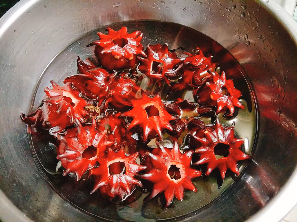 Hoa sau khi đã được tách khỏi nhụy thì cho vào chậu nước, thêm một chút muối và ngâm 15-20 phút.