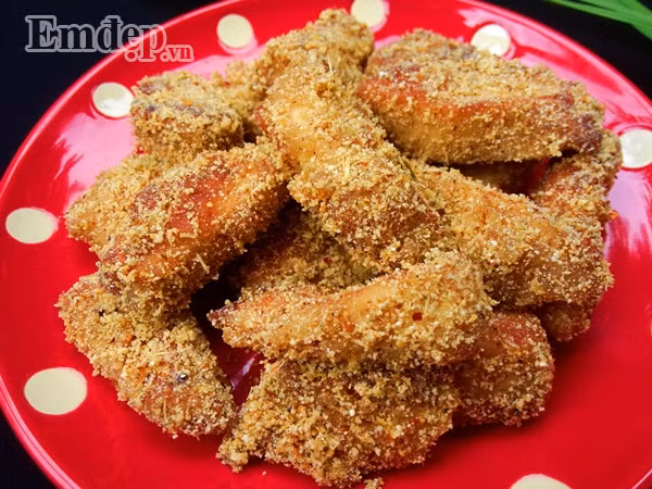 Bước 8: Bày gà ra đĩa ăn nóng cùng tương ớt.