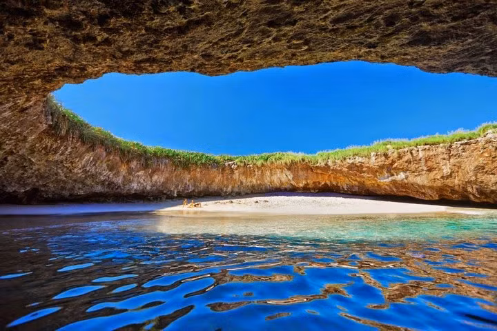 Bãi biển Hidden, Mexico: Hidden là bãi biển thứ 2 của Mexico lọt top 10 bãi biển đẹp nhất hành tinh và đứng ở vị trí thứ 9. Hidden còn được gọi là Playa del Amor hay bãi biển của tình yêu, nằm ở Islas Marietas, trên bờ biển Thái Bình Dương của Mexico. Nơi đây nhận được 10 điểm đánh giá cho cảnh quan tuyệt đẹp và điểm 8 cho chất lượng cát và nước, mỗi năm, bãi biển đón trung bình 299 ngày nắng. Nơi đây được ví như một thiên đường bí mật với những hầm nước đặc biệt, thu hút du khách từ khắp nơi trên thế giới. Ảnh: Tourismontheedge.