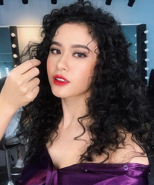 Với kiểu tóc xoăn sóng “lò xo” này, bạn nên nhuộm tông màu tối hoặc để màu đen tự nhiên là hoàn hảo nhất - Ảnh: Internet