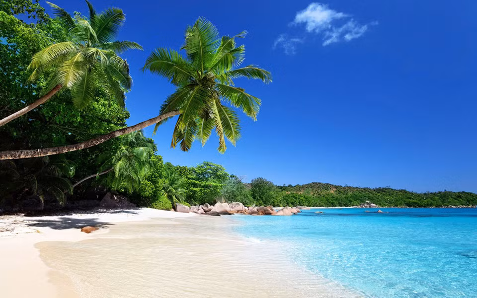 Bãi biển Anse Lazio, Đảo Praslin, Seychelles: Đứng ở vị trí thứ 3, Anse Lazio cách đất liền 1.600 km về phía đông của Kenya. Nơi đây có rặng dừa tươi tốt và những tảng đá granit bất thường đối mặt với vùng biển xanh rực rỡ của Ấn Độ Dương. Bãi biển được đánh giá 10 điểm cho vẻ đẹp hoang sơ, 9 điểm về chất lượng cát và nước và 7 điểm cho vị trí yên tĩnh. Số ngày nắng trung bình ở đây là 226 ngày. Ảnh: Supercoolbeaches.