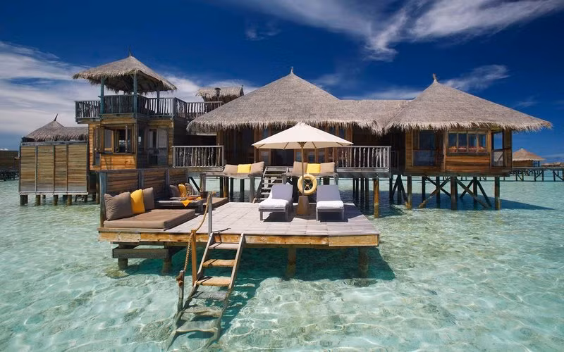 Gili Lankanfushi, Maldives Nằm trên mặt biển Ấn Độ Dương nước xanh như ngọc, 47 ngôi biệt thự của Gili Lankanfushi ở Maldives giống như một giấc mơ. Từ phòng biệt thự, du khách có thể tự bơi hoặc đi cano ra để ngắm khung cảnh thiên nhiên nơi đây. Du khách cũng có thể mắc một cái võng giữa hồ nước để phơi nắng, ngắm mặt trời lặn,…
