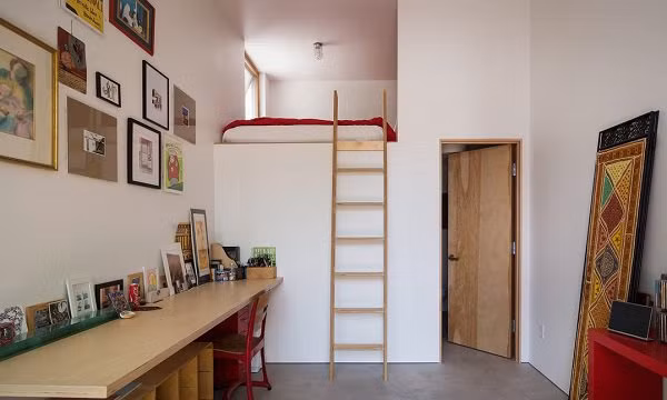 Cầu thang gỗ dẫn lên "phòng ngủ" lửng đơn giản nhưng ấm cúng.