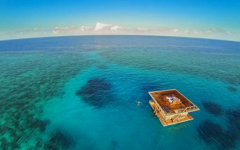 Khu Manta, Tanzania Toàn bộ khu The Manta Resort không phải là khu nổi trên nước, tuy nhiên, dịch vụ nơi này có cung cấp cho khách hàng hệ thống khách sạn nổi riêng. Với thiết kế phòng ngủ dưới nước, cấu trúc nhà nghỉ nổi có ba tầng cảnh quan tuyệt đẹp. Tầng trên cùng là nơi du khách có thể nằm ườn tắm nắng vào ban ngày và ngắm sao vào ban đêm. Tầng dưới cùng có kính trong suốt, giúp du khách thể ngắm các rặng san hô, nhìn những đàn cá bơi lội. Ngoài ra, căn biệt thự nổi này cũng có đầy đủ quán bar, các vật dụng như vòi hoa sen, thuyền kayak, thiết bị lặn biển…