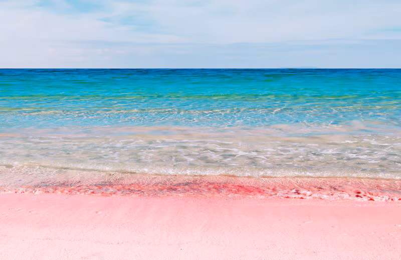 Bãi biển Pink Sands, Bahamas: Bãi biển Pink Sands dài gần 5 km trên đảo Harbour cách đất liền khoảng hơn 560 km về phía đông của Miami, Florida. Bãi biển đã nhận được 10 điểm cho chất lượng cát và nước cùng 8 điểm cho cảnh đẹp và vị trí, đứng ở vị trí thứ 4. Bãi biển này mỗi năm trung bình có 223 ngày nắng. Nơi đây gây ấn tượng với du khách bằng bãi cát màu hồng phấn tuyệt đẹp làm tăng thêm cảm giác mơ mộng cho bầu không gian xung quanh. Ảnh: Vivalifestyleandtravel.