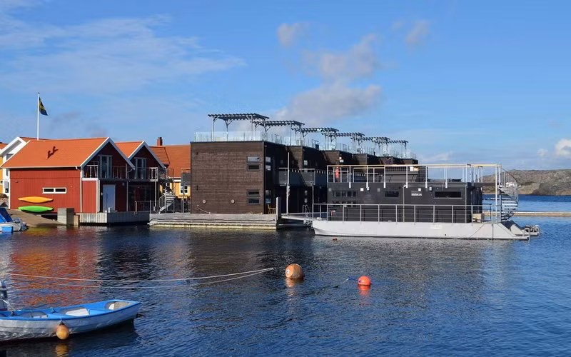 Salt &amp; Sill, Thuỵ Điển Nằm ở The Sweden Điển, Salt &amp; Sill bao gồm sáu ngôi nhà hai tầng được xây dựng trên những chiếc bè nổi. Được tạo dáng theo phong cách Scandinavia giản dị hiện đại, mái của khách sạn là một sàn tắm nắng lớn, lý tưởng để thư giãn dưới ánh mặt trời và ngắm cảnh đại dương.