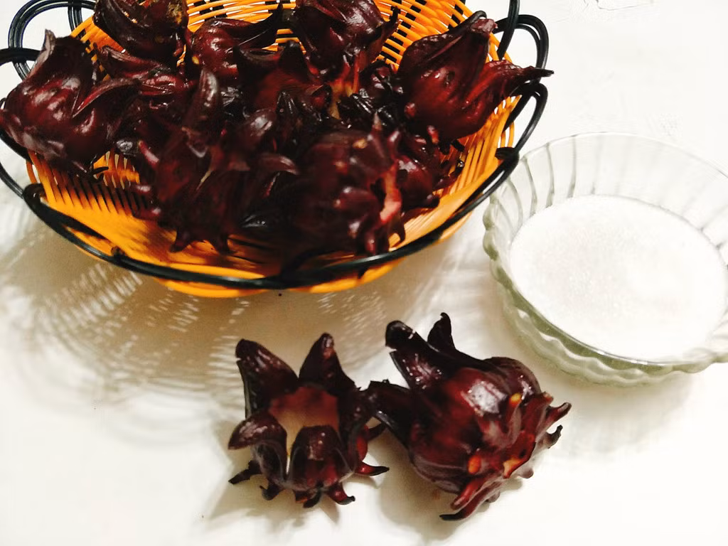 Hũ đựng hoa đem chần qua nước sôi rồi lau khô hoặc phơi cho hũ khô ráo. Cho một lớp hoa aitso vào hũ rồi cho một lớp đường lên trên, cứ một lớp hoa rồi đến một lớp đường. Đậy nắp kín để khoảng 5 ngày, sau 5 ngày bạn chắt nước hoa atiso ra nồi đun sôi rồi để nguội là chúng ta có siro hoa atiso, phần bã hoa atiso bạn có thể thêm đường với chút nước rồi đem xào cho tới khi khô ráo là chúng ta có mứt hoa atiso để sử dụng.