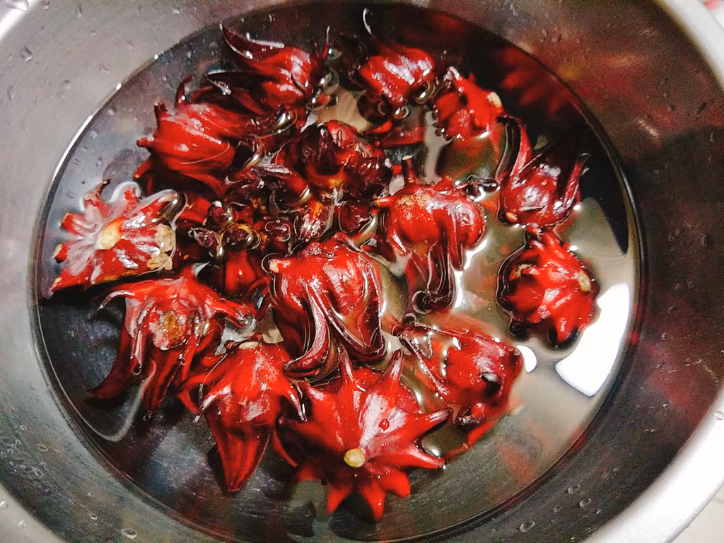 Hướng dẫn cách làm nước siro atiso đỏ: Hoa atiso bạn đem rửa thật sạch qua vài lần nước cho hết bụi bẩn rồi vớt ra rổ.
