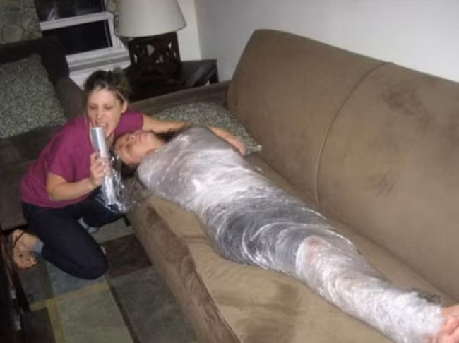 Hậu quả khi ngủ mà đứa bạn thân "khốn nạn" còn thức.