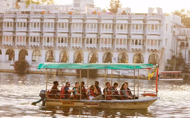Cung điện Hồ Đài, Ấn Độ Khách sạn Taj Lake Palace 66 phòng được coi là "khách sạn lãng mạn nhất trên thế giới" có tầm nhìn ra hồ từ mỗi phòng và cung cấp các tiện nghi sang trọng như dịch vụ quản gia, trị liệu spa và ăn tối. Khách sạn này cũng đã được sử dụng trong bộ phim James Bond năm 1983, "Octopussy".