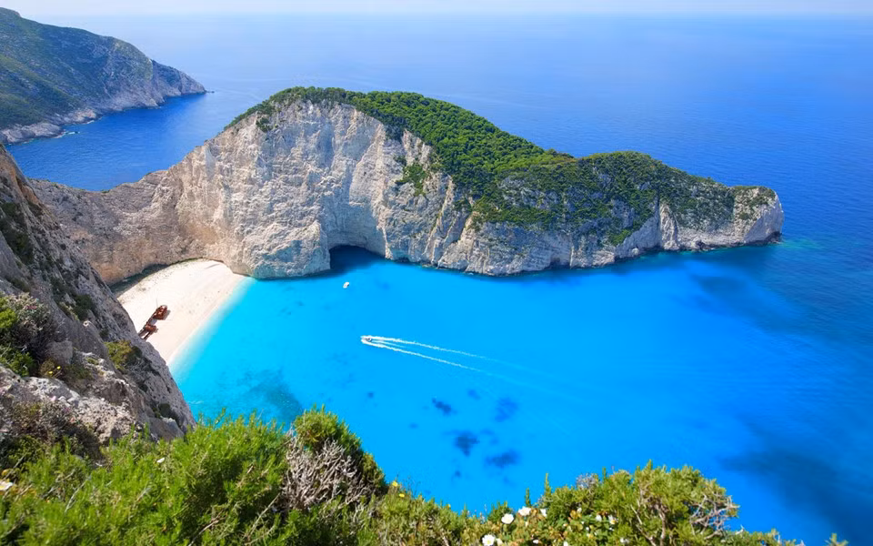 Bãi biển Navagio, Hy Lạp: Bãi biển bên bờ Địa Trung Hải ở vị trí thứ 5, nằm trên đảo Zakynthos của Hy Lạp. Bờ biển đặc biệt này là nơi từng xảy ra nhiều vụ đắm tàu. Mỗi năm, nơi đây có khoảng 275 ngày nắng và được đánh giá cao về cảnh quan, vị trí cũng như chất lượng nước và cát. Du khách từ khắp nơi trên thế giới đến Navagio để khám phá những xác tàu nổi tiếng, ngắm nhìn làn nước xanh tuyệt đẹp cùng vách đá trắng và bãi cát trải dài thơ mộng. Ảnh: Travelandleisure.