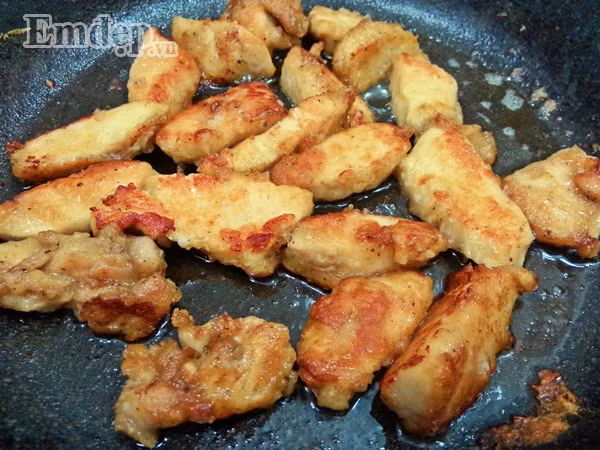 Bước 5: Cho thịt đã ướp vào túi ni lông sau đó cho bột chiên giòn vào xóc đều. Bước 6: Làm nóng chảo cho dầu ăn vào đợi dầu sôi thì cho gà vào chiên chín vàng đều hai mặt, rồi gắp ra đĩa có lót giấy thấm dầu.