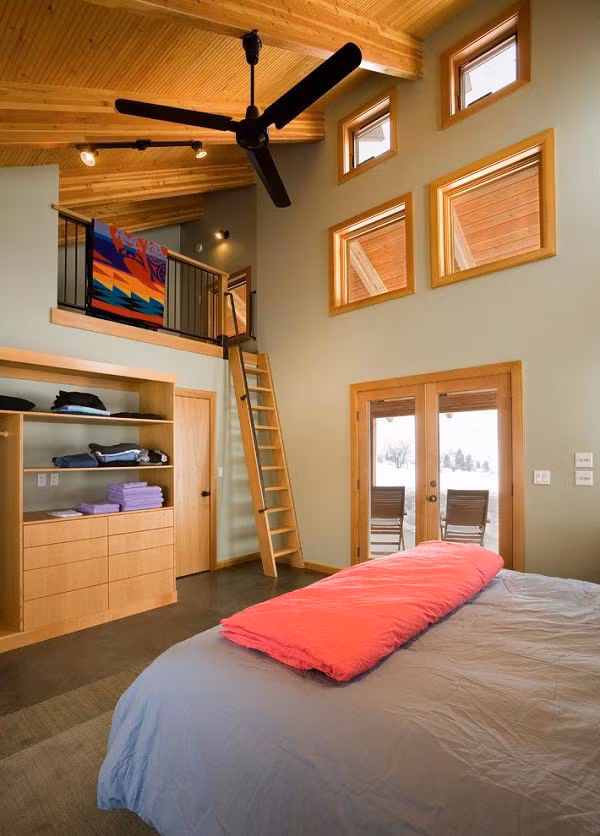 Bạn cũng có thể tham khảo thiết kế gác lửng trong phòng ngủ làm nơi để thư giãn, đọc sách thế này.