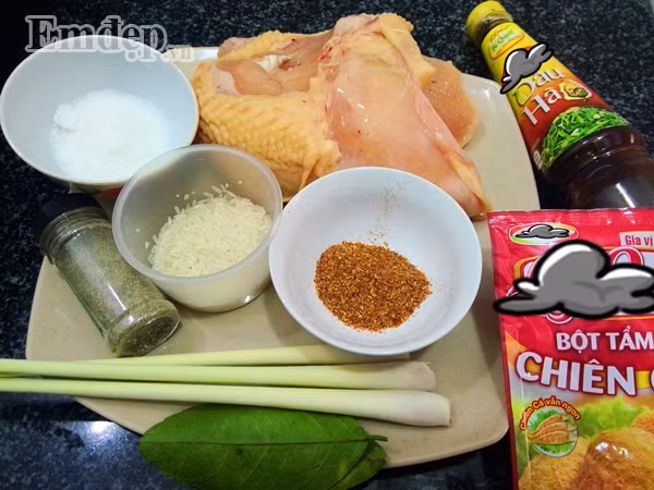 Nguyên liệu món gà chiên xóc gạo rang gồm: - Thịt ức gà: 500 gr - Gạo: 150 gr - Bột chiên giòn - Xả, lá chanh - Dầu hào, đường, ớt bột, hạt tiêu, nước mắm, hạt nêm, dầu ăn