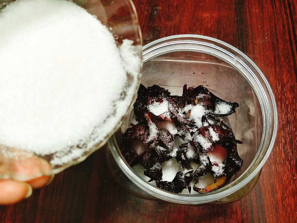 Vớt hoa atiso ra rổ để cho hoa thật khô ráo, không còn chút nước nào rồi mới đem ngâm đường.