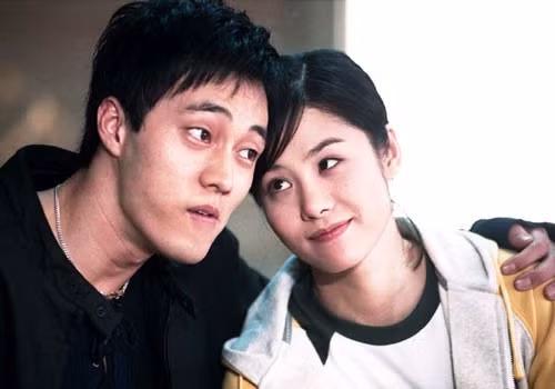 Được yêu thích từ bộ phim “Giày thủy tinh” phát sóng năm 2002, So Ji Sub trở nên nổi tiếng và chiếm lấy trái tim vô số chị em phụ nữ. Mặc dù không phải vai nam chính, nhân vật Park Chul Woong của anh lại gây được ấn tượng mạnh, thậm chí nhận được nhiều sự yêu mến hơn cả dàn diễn viên chính. Đây cũng chính là bước ngoặt trong sự nghiệp của anh. Sau “Giày thủy tinh”, So Ji Sub tiếp tục tham gia vào nhiều bộ phim và đều đạt được thành công vang dội như “I’m sorry, I love you”, dự án điện ảnh “Always”, gần đây là bộ phim truyền hình ăn khách “Master Sun” và bom tấn xứ Hàn “Đảo địa ngục”.