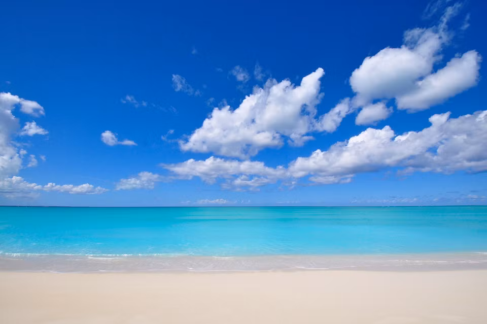 Vịnh Grace, Turks và Caicos, Anh: Vịnh Grace thuộc quần đảo Caribbean đứng đầu danh sách những bãi biển đẹp nhất hành tinh do FlightNetwork công bố. Theo trang web du lịch, bãi biển trên đảo Providenciales có tới 319 ngày nắng mỗi năm và nhận 10 điểm đánh giá về vẻ đẹp hoang sơ cùng chất lượng cát và nước biển. Ngoài ra, cách bờ biển khoảng 1,6 km còn có rạn san hô rực rỡ thu hút không ít du khách ghé thăm. Ảnh: Gracebaycottages.