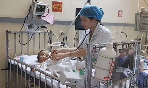 Chau be 18 thang tuoi nguy kich vi duoi nuoc trong... be ca canh