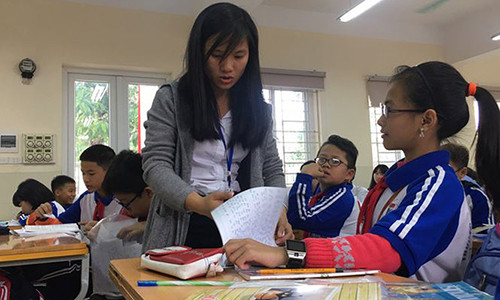 Cô Huyên trong một giờ dạy tại trường.