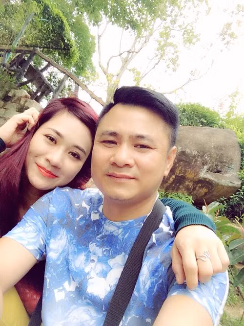 Nhiều người không ngớt lời khen ngợi danh hài Tự Long có tài khéo "nịnh" vợ trẻ xinh đẹp. "Như vậy là chị thấy hạnh phúc lắm rồi anh. Phụ nữ thật ra rất đơn giản, một câu nói quan tâm đến thôi còn hơn là làm đình đám rồi lại bỏ ngỏ họ. Chúc mừng sinh nhật chị, tuổi mới ngập tràn hạnh phúc tiếng cười bên anh"...là một trong những lời bình luận fan gửi đến Tự Long và bà xã.