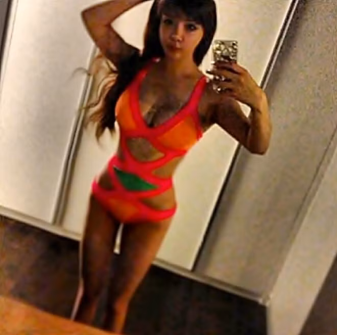 Park Bom vốn có một cơ thể không cân đối khi phần trên to hơn phần dưới.