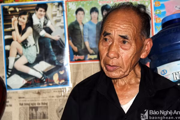 Xã Mường Lống lâu nay được biết đến với tên gọi "Mường trăm tuổi" bởi người dân ở đây thường có tuổi thọ cao. Trong ảnh là cụ Và Pà Giờ. Cụ Giờ năm nay đã hơn 98 tuổi nhưng vẫn khỏe mạnh và minh mẫn. Cụ có hai người vợ và 13 đứa con. Hiện tại, mặc dù không còn đi rẫy nhiều nhưng cụ vẫn thường đi chăn trâu, cắt cỏ. Nói về "bí quyết sống lâu" của người dân nơi đây, ông Xồng Gà Súa - nguyên Chủ tịch UBND xã Mường Lống nói rằng, có ba nguyên nhân. "Thứ nhất ở đây khí hậu rất trong lành và mát mẻ, được mệnh danh là Đà Lạt của xứ Nghệ. Thứ 2 là người Mông nơi đây thường rất chăm chỉ, thường xuyên làm việc nên sức khỏe dẻo dai. Nguyên nhân còn lại là gạo rẫy và các thực phẩm ở đây rất tốt, không hề có hóa chất độc hại", ông Súa nói. Ảnh: Tiến Hùng