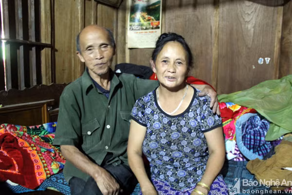 Hai năm trước, cụ Vừ lấy vợ ở tuổi 95 khiến dân làng không khỏi bàn tán. "Đây là người vợ thứ 3 của tôi. Đám cưới diễn ra sau khi người vợ thứ 2 mất được khoảng 2 năm", cụ Vừ kể. Người vợ này ít hơn cụ Vừ đến 44 tuổi, trú ở xã Huồi Tụ. Sau khi biết được nguyện vọng muốn lấy vợ của bố, các con của cụ Vừ đã sang xã bên tìm người, sau đó dẫn cụ đến hỏi cưới. Người vợ thứ 3 này của cụ là một góa phụ, trước đó bà đã sinh được một người con với chồng trước. "Vợ tôi sau đó không thể đẻ được nữa. Chứ không thì giờ cũng đã có con với tôi rồi", cụ Vừ cười nói và cho hay, "chuyện vợ chồng" giữa hai người hiện nay "vẫn đều đặn". Ảnh: Tiến Hùng