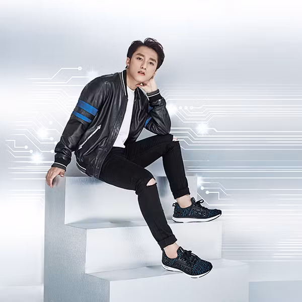 Được biết đến là một trong những ngôi sao có sức ảnh hưởng mạnh mẽ nhất tại Việt Nam, mỗi lần xuất hiện, Sơn Tùng M-TP luôn tạo ra những cơn sốt cuồng nhiệt trên các trang mạng xã hội. Trong bộ ảnh gần đây, giọng ca Chúng ta không thuộc về nhau tiếp tục ghi điểm trong lòng fan với những tạo dáng ấn tượng, biểu cảm đa dạng.