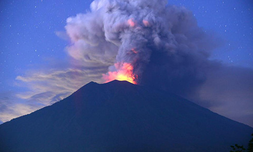 Núi lửa Agung ở Indonesia phun trào hồi đầu tuần.