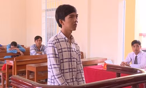 “Yeu” ban gai lop 8, nam thanh nien lanh an tu