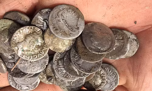 Tim duoc kho bau 600 dong xu co La Ma tren ruong