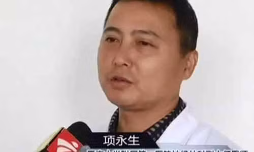 Bác sĩ Xiang đã khiến nhiều người bất ngờ khi tiết lộ lý do nhiễm trùng não của cô bé 10 tuổi.