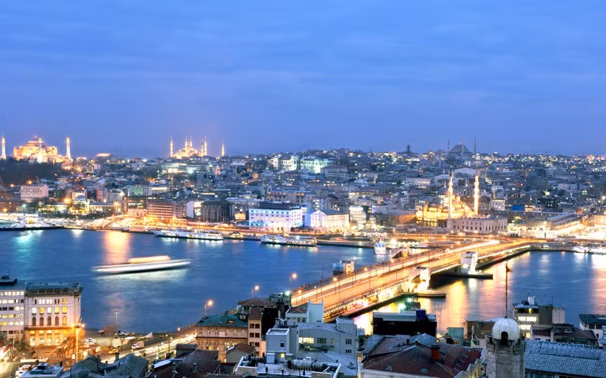 Khách sạn The Park, Istanbul, Thổ Nhĩ Kỳ: Istanbul được coi là “thủ đô gián điệp” của châu Âu vào Thế chiến II. The Park là địa điểm quen thuộc của các gián điệp khét tiếng như Elyeza Basna, gián điệp của Đức Quốc xã, hay điệp viên hai mang Kim Philby.