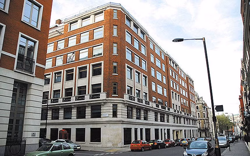 Tòa nhà Leconfield, London, Anh: Đây là trụ sở của MI5 vào đầu năm 1945. Ban đầu, tòa nhà có các cửa sổ đặc biệt để đỡ súng máy, phòng trường hợp quân Đức tới được London. Bên trong, quán bar Pig and Eye từng đón tiếp nhiều gián điệp nổi tiếng như Peter Wright, tác giả cuốn Spycatcher.