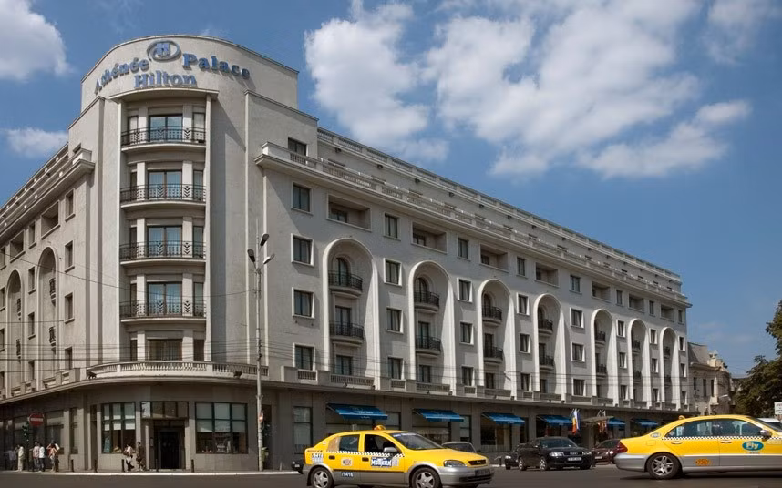 Khách sạn Athenee Palace, Bucharest, Romania: Khách sạn ở thủ đô của Romania nổi tiếng với vai trò là “hang ổ” gián điệp vào Thế chiến II và Chiến tranh lạnh. Được xây dựng vào năm 1914 và cải tạo vào năm 1937, Athenee Palace là nơi các gián điệp Anh và lực lượng Gestapo (cảnh sát ngầm của Đức Quốc xã) thường lui tới. Sau khi quốc hữu hóa vào năm 1948, chính phủ đã gài máy nghe lén vào mọi phòng, điện thoại, cho người đưa tin làm nhân viên. Năm 1994, Hilton đã mua lại Athenee Palace.