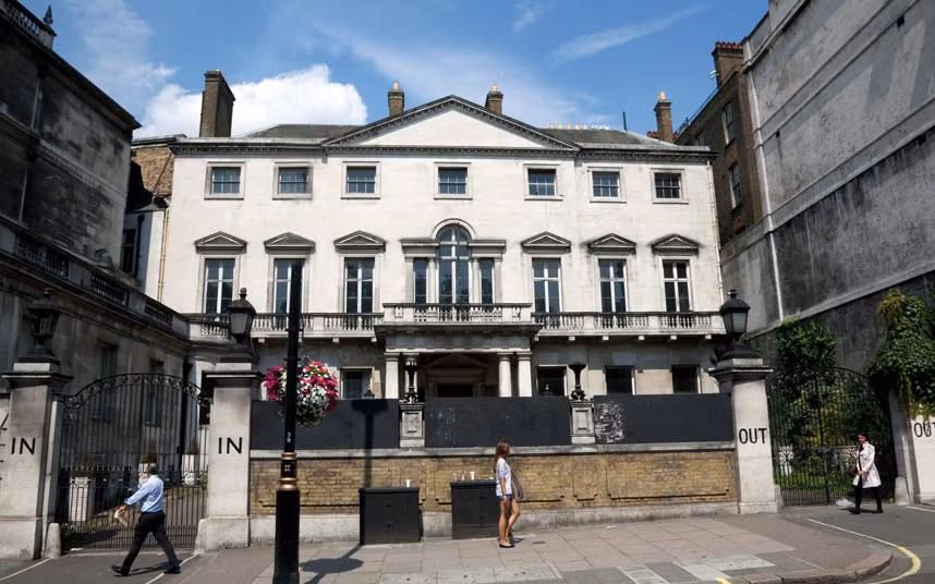 Hộp đêm In and Out, London, Anh: Ngoài vai trò là địa điểm tuyển dụng cho MI5 và MI6, hộp đêm còn là nơi MI6 tạo dựng thành địa điểm xảy ra cái chết của một sĩ quan người Anh trong Thế chiến II. Xác của sĩ quan này được thả xuống ngoài khơi Tây Ban Nha. Điều này khiến Đức Quốc xã tin rằng cuộc đổ bộ Normandy sẽ diễn ra ở nơi khác.