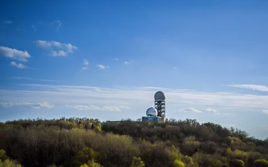 Teufelsberg, Berlin, Đức: Ngọn đồi nhân tạo Teufelsberg được đắp từ gạch đá vụn của thành phố Berlin sau Thế chiến II. Nơi này có vị trí và độ cao lý tưởng để Mỹ bắt sóng radio của Nga ở Đông Đức và các vùng khác.