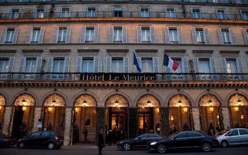 Le Meurice, Paris, Pháp: Nhà hàng Pháp này là nơi Felix Bloch, cựu nhân viên của Bộ ngoại giao Mỹ, gặp Reino Gikman, một điệp viên KGB. Các nhân viên phản gián Pháp đã chụp ảnh Bloch tới nhà hàng với một vali đen và rời đi tay không, còn chiếc vali đã theo Gikman rời khỏi nhà hàng. Bloch khẳng định trong đó chỉ có một bộ sưu tập tem.