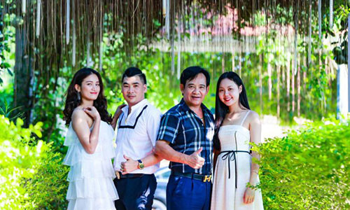 NSƯT Quang Tèo và đạo diễn bộ phim.