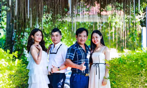 NSƯT Quang Tèo và đạo diễn bộ phim.