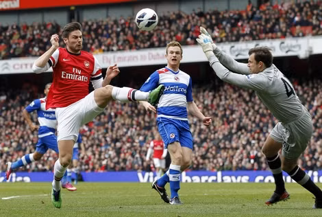 Taylor cản phá cú sút của Olivier Giroud (Arsenal) trong màu áo Reading năm 2013.