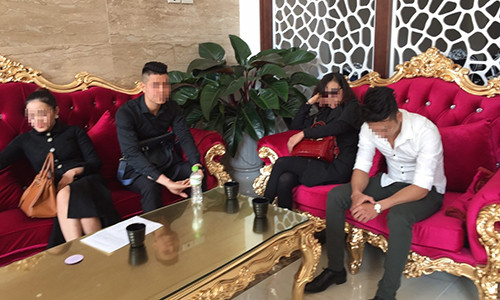 Hai "mỹ nam" và hai quý bà bị bắt quả tang có hành vi mua bán dâm.