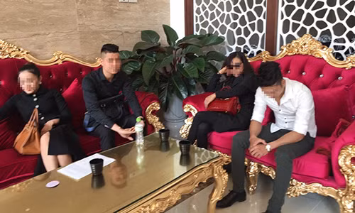 Hai "mỹ nam" và hai quý bà bị bắt quả tang có hành vi mua bán dâm.