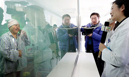 Người em gái tốt bụng trả lời truyền thông trong phòng bệnh.