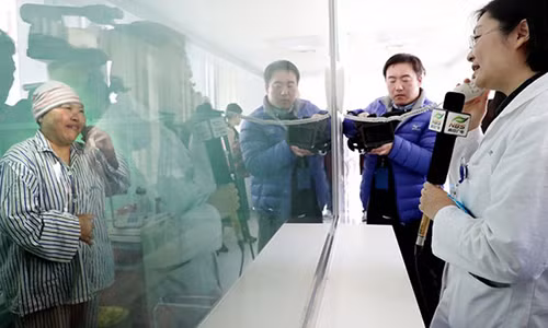 Người em gái tốt bụng trả lời truyền thông trong phòng bệnh.