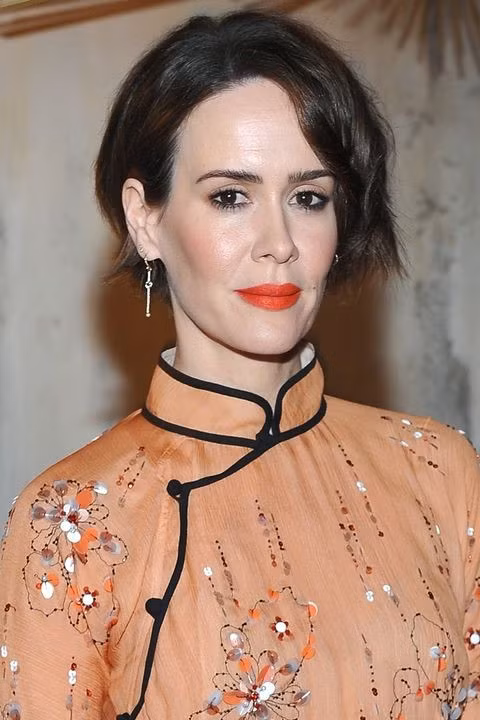 11. Màu đỏ cam: Đây là màu môi xu hướng của các cô gái Á Đông nhưng lại khá xa lạ với các người đẹp Hollywood. Và Sarah đã thành công khi sử dụng màu son này để tạo sự khác biệt.