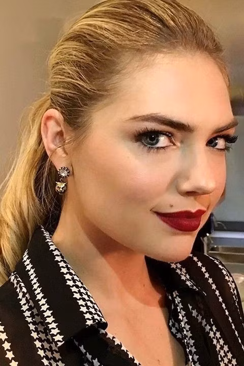 4. Màu đỏ nhung: Người mẫu Kate Upon đã sử dụng màu đỏ nhung trên đôi môi gợi cảm của mình. Màu son này thích hợp trong những buổi tiệc tối, chúng sẽ giúp bạn nổi bật trong đám đông. Tuy nhiên, những bạn có đôi môi mỏng hãy cân nhắc trước màu đỏ nhung bởi môi bạn sẽ càng mỏng hơn khi sử dụng tone màu khá tối này.