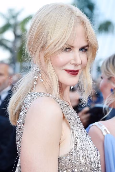 3. Màu Mâm xôi: Màu mâm xôi đang là xu hướng lựa chọn của sao Hollywood. Không để bản thân nhàm chán, Nicole Kidman đã thử màu son cá tính nhưng vẫn đem lại độ quyến rũ. Tuy nhiên, màu son này chỉ thích hợp với những bạn có màu da sáng vì vậy trước khi quyết định mua hãy thử dùng trước.